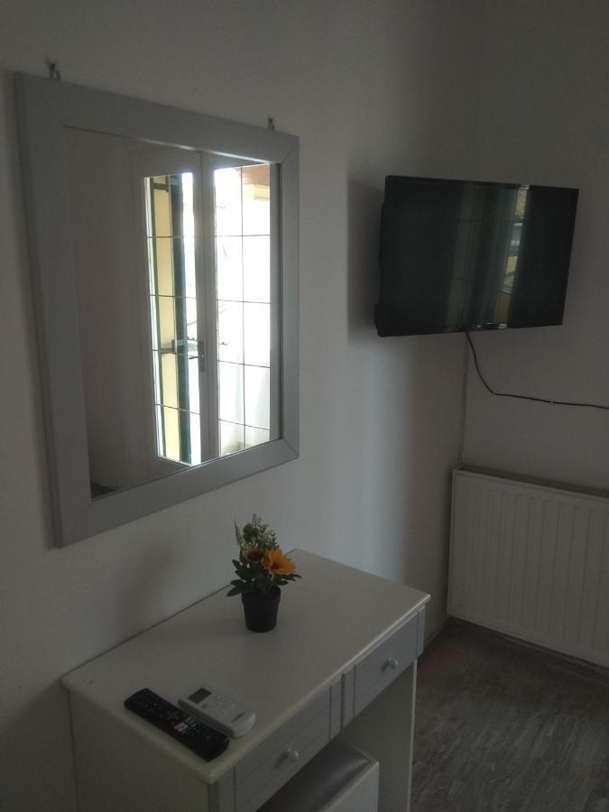 Demy'S Studio Apartment Acharavi  Exterior photo